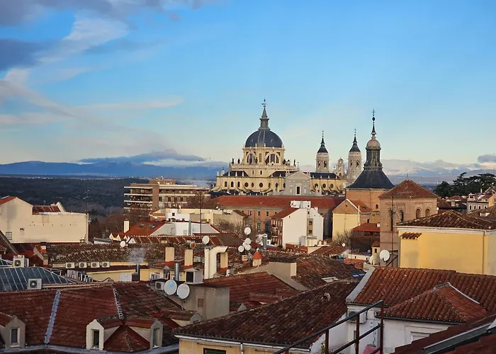 Authentic Madrid Experience -Plaza Mayor 7Min Walk - Spectacular View - Champagne